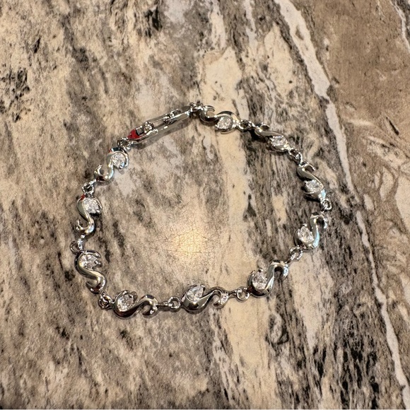 Jewelry - Elegant Silver Bracelet with Clear Stones